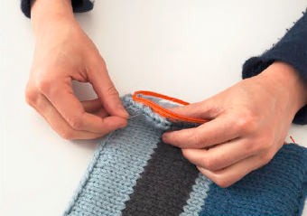 Hand-sew the knitted bag
