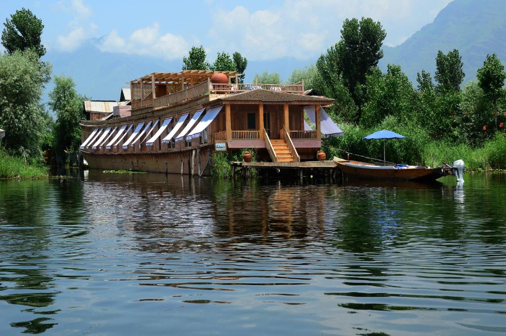 Sukoon Houseboat, India